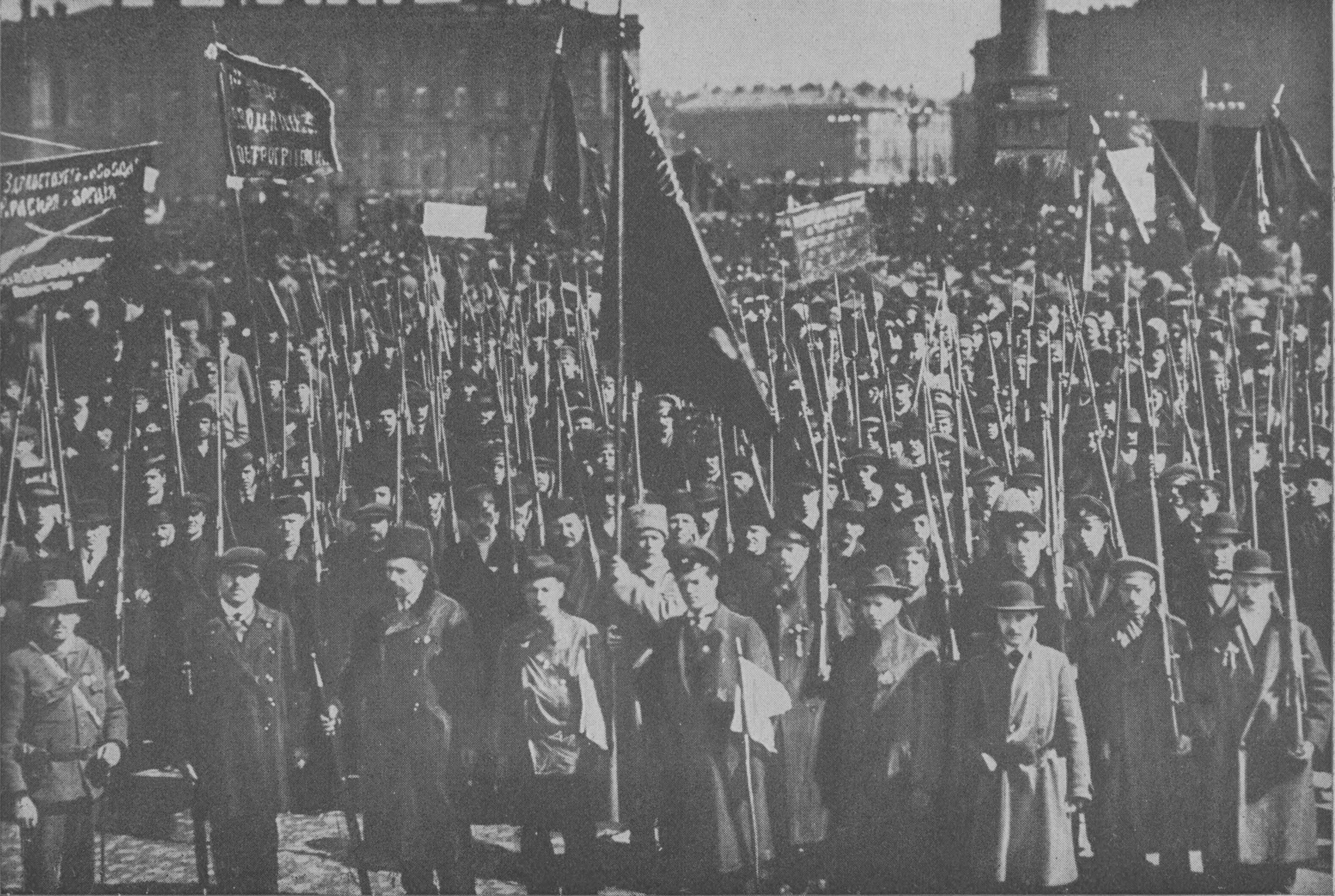 Guardias_Rojos_junto_al_palacio_de_invierno,_otoño_de_1917.jpg